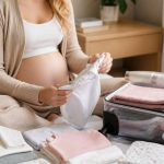 Comment choisir la tenue idéale pour la valise de maternité : confort, praticité et style
