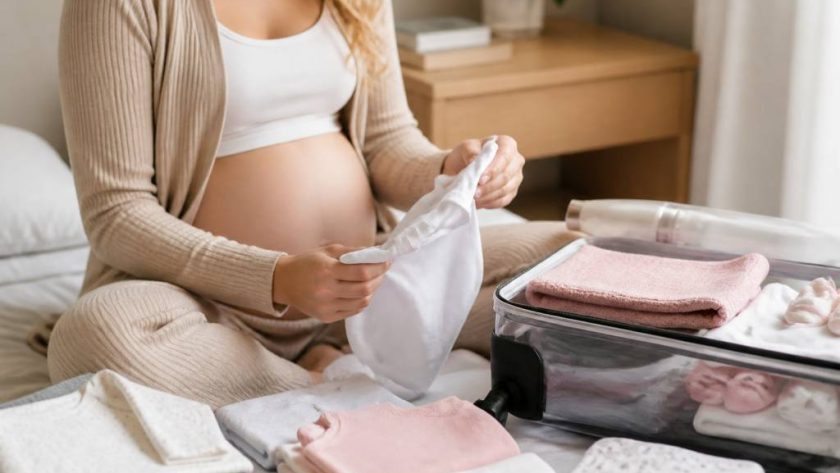 Comment choisir la tenue idéale pour la valise de maternité : confort, praticité et style