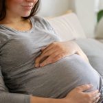 Bébé bouge dans le ventre : à partir de quand et à quoi s’attendre ?