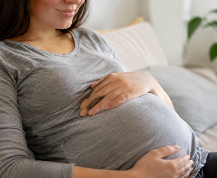 Bébé bouge dans le ventre : à partir de quand et à quoi s’attendre ?