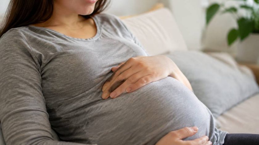 Bébé bouge dans le ventre : à partir de quand et à quoi s’attendre ?