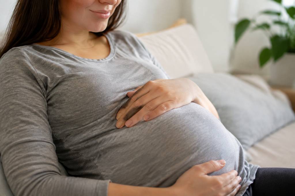 Bébé bouge dans le ventre : à partir de quand et à quoi s’attendre ?