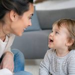 À quel âge bébé parle ? Les étapes du développement du langage éבה