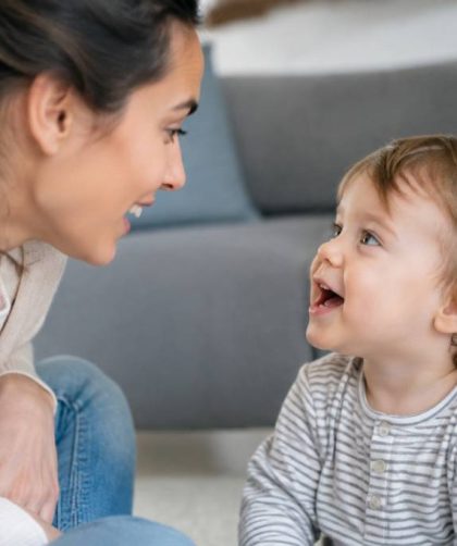 À quel âge bébé parle ? Les étapes du développement du langage éבה