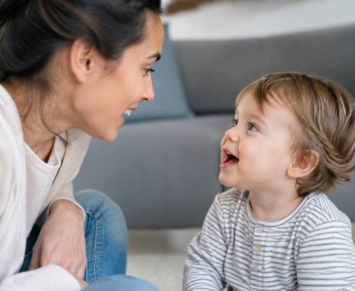 À quel âge bébé parle ? Les étapes du développement du langage éבה