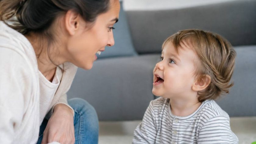À quel âge bébé parle ? Les étapes du développement du langage éבה