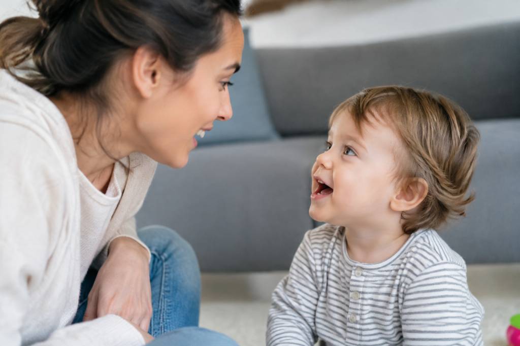 À quel âge bébé parle ? Les étapes du développement du langage éבה